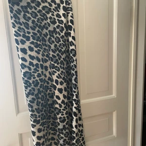 Kjol - En oanvänd kjol i ett fint mönster 