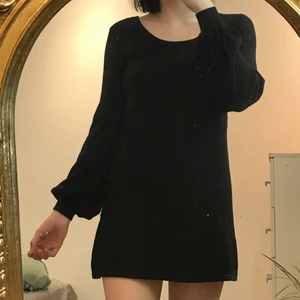 Svart klänning - En jättesöt och flowy svart klänning med puffiga ärmar. Har fått plagget begagnat och vet därför ej vart det kommer ifrån. Plagget lider tyvärr av noppror (se bild tre) men det är inget man tänker på. Annars är den i gott skick:) Klänningen passar många storlekar då materialet är väldigt stretchigt:)