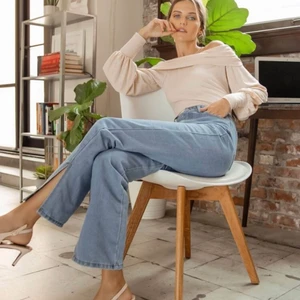 Raka blåa jeans med slits - Säljer dessa oanvända jeansen från SHEIN eftersom att det inte kommit till användning hos mig!❤️ Dom är i en rak passform med slitsar på vardera sida.