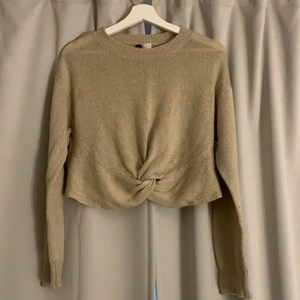 Hm tröja med knytning i fram - Strl. L passar även M , kort i modell och lång i armar. Stickad tröja 