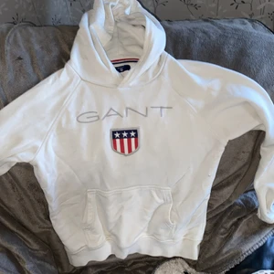 Gant hoodie  - Vit gant hoodie i storlek 146/152 (passar som xs). Några små hål finns på två ställen, se bild. Kan skickas eller mötas upp runt Växjö.