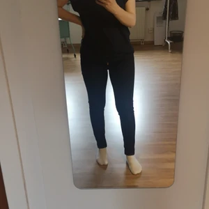 710 super skinny levis strl 27 - Jättesköna lågmidjade stretchiga svarta levis som tyvärr är för små för mig ☹️  de är uppsydda för mig som är 158 cm lång. De är heller inte lika svarta som när jag köpte de pga tvättat dom , men de går lätt att fixa med svart jeans färg som man kan köpa på Åhléns t ex 