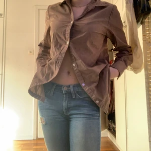 Brun skjorta strl L - Snygg brun skjorta i strl L. Den var vit förut men jag färgade den brun. Säljer då den inte kommer till användning. Skriv för frågor.💖💖