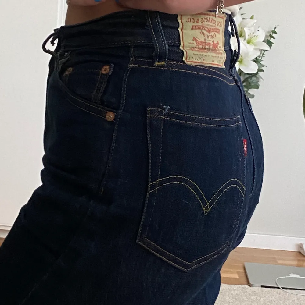 Världens finaste jeans som är lite för små för mig😓 Köpta på arkivet (second hand), modell 701, storlek 25 i midjan (jag är vanligtvis 26). Har även sytt upp de till rätt längd för mig, är 160. ☺️. Jeans & Byxor.