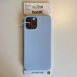 Skal i färgen ”mineral blue” från Holdits vårkollektion, aldrig använt! Passar iPhone 12/12pro 💕