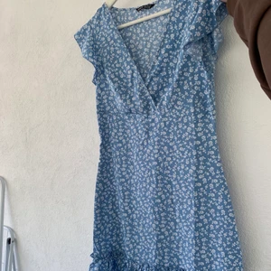 Sommarklänning  - Jättesöt sommarklänning från SHEIN. Säljer pga att det tyvärr inte passade..:( Storlek M och såklart helt oanvänd! 100kr plus frakt❤️ skriv för mer info och bilder 