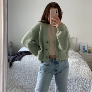 Grön kofta - Säljer denna gröna fina koftan från NAKD💕