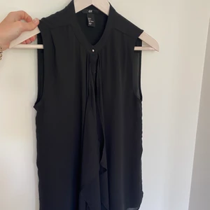 Ärmlösa blusar - Två blusar i storlek small. En gul en svart. HM. 60kr styck 100kr för båda 