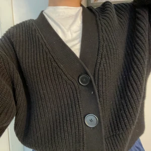 Stickad kofta  - Väldigt skön kofta, från hm, bra sick och knappt använd, har inte kommit till användo, köparen står för frakten;)