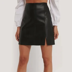 Mini slit PU skirt  - Den här minikjolen har läderlook, med en liten slits på framsidan. Aldrig använd, endast provad. ✨