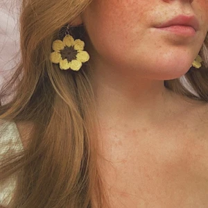 Virkade blomörhängen - Urgulliga örhängen som kan beställas i olika färgkombinationer så de passar dina outfits!🥰