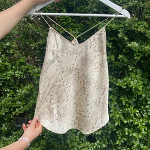 Linne  - Skit snyggt linne ifrån Gina Tricot. Storlek XS men passar S.💫💓💓