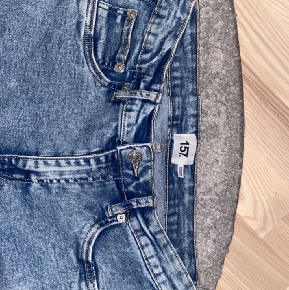 Jeansen är stl. L men skulle säga att dem passar en XL, dem är använda ett par gånger men inga hål eller liknande. För mig som är 170 så är dem lite för långa. Jeans & Byxor.