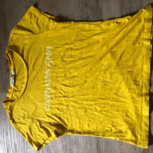 Calvin klein tröja - Jätte fin Calvin Klein tröja i en fin somrig gul färg, kameran ger inte färgen rättvisa, så fin till sommaren!!