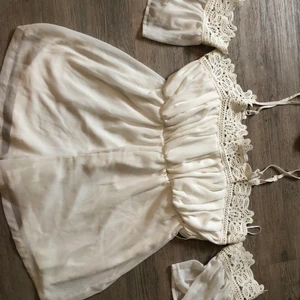 Vit playsuit  - Säljer min jätte fina vita spets playsuit från madlady som jag hade på min skolavslutning för 2 år sedan och inte använt den sen dess, passar perfekt till studenten eller skolavslutning! Obs att det är shorts och tröja om sitter ihop och inte en klänning!❤️