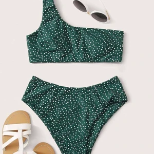 Söt polka-dot bikini med högmidjad trosa  - Mörkgrön bikini med prickar med högmidjad trosa, aldrig använd. Storlek M. 