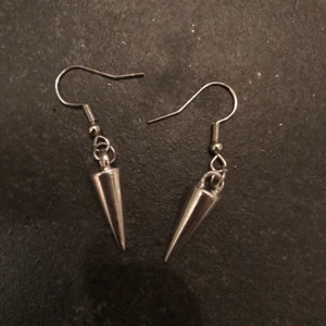 Örhängen  - Coola örhängen med nitar! 80kr (frakten är inkluderad i priset) självklart oanvända! Hör av er vid intresse eller funderingar!💓✨⭐️💞