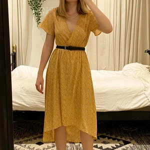 Shein klänning  - Supergullig sommarklänning i en härligt gul färg!🌻 Har resor i midjan som ger en fin figur!  Aldrig använd och är därför i nyskick! Skärpet ingårinte.