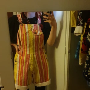 Hängselbyxor - Superfina hängselbyxor köpta på humana som inte kommit till användning. Perfekt till sommaren!! 💕 liten fläck som syns på sista bilden. 