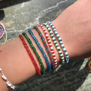 Färgglada matchande pärlsmycken - Fina smycken i glansiga röda, blå och gröna glaspärlor! Varje färg samt blandad färg finns i halsband, armband, ring och örhängen! Ring: 15kr, örhängen: 20kr, armband: 25kr, enfärgat halsband: 40kr, mönstrat halsband: 50kr🥰 Frakt på 12kr tillkommer, fast om du köper 5 smycken eller fler (välj bland alla mina annonser) så bjuder jag på frakten! ✨