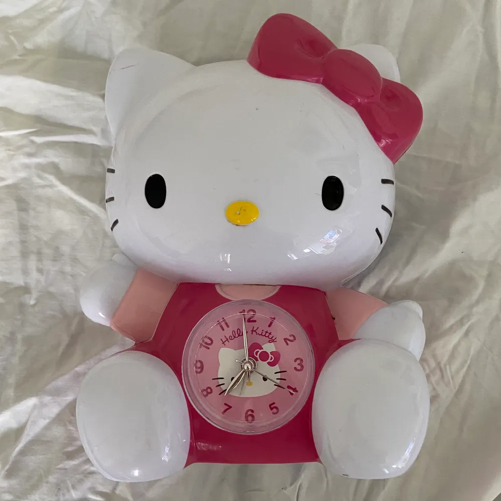 Söt Hello Kitty väckarklocka från Sanrio. Fungerar med batteri! Möts upp i Stockholm eller så står köparen för frakt! 🧸💕 Budgivning sker i kommentarerna om flera är intresserade! . Övrigt.