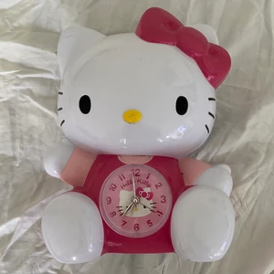 Väckarklocka Hello Kitty Sanrio - Söt Hello Kitty väckarklocka från Sanrio. Fungerar med batteri! Möts upp i Stockholm eller så står köparen för frakt! 🧸💕 Budgivning sker i kommentarerna om flera är intresserade! 