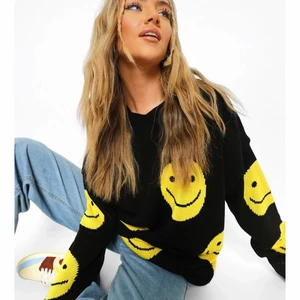 Stickad tröja  - Oversized tröja med 🙂. Har tyvärr inga egna bilder då denna är för stor på mig. Storlek S,  en väldigt oversized.