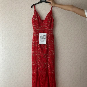 Figurnära Röd Klänning - Storlek 34 - Röd klänning som jag köpte 2020 till en resa men använde den aldrig pga covid-19 / inställd resa. 