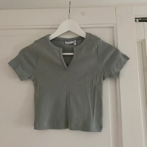 Magtröja - Croppad T-shirt med ribbat tyg. Asos 
