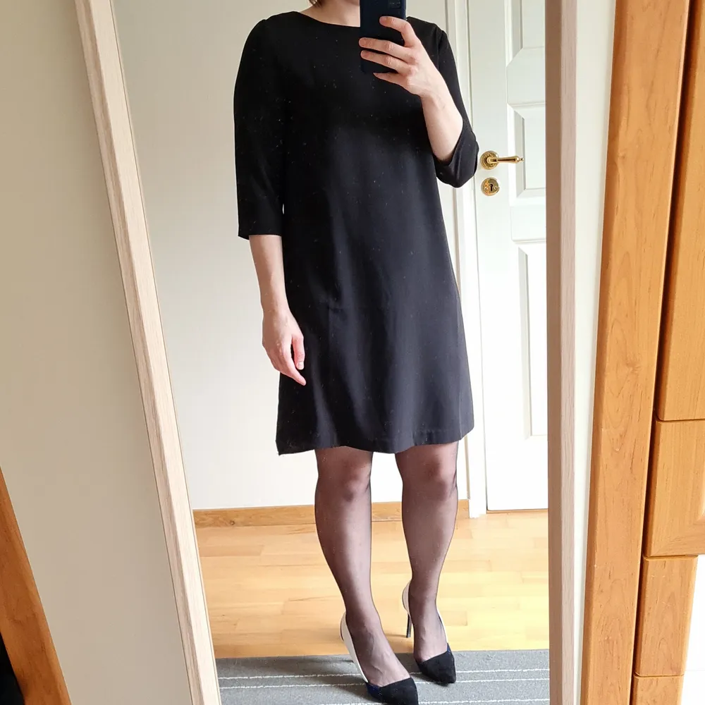 Simple short Black dress from Mango. Classic looks great for every occasion 🥰 Cutout on the back. 3/4 sleeves. Used 1-2 times. Total length 88 cm.. Klänningar.