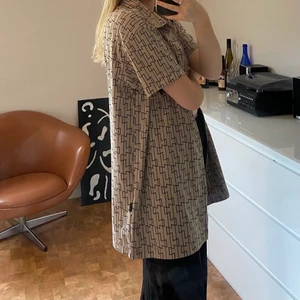 Mönstrad kortärmad skjorta - Mönstrad kortärmad skjorta hittad secondhand. Mjukt ”glidigt material”. Står ingen storlek men jag bär vanligtvis S och den är oversized på mig. Frakt ingår inte🌷