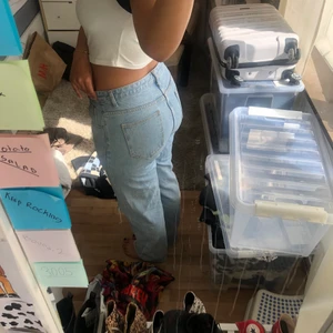 Blå vida Jeans🐠 - Blå vida jeans som sitter snyggt! Slitningar och nästan oanvända🧵