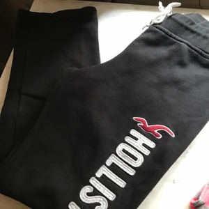 Hollister byxor och linne - Hej, säljer två stycken Hollister linne och byxor. Bådar är i fint skick. Byxorna stl M och linne är i stl M. För mera info så kan ni bara skicka. Linne för 50kr och byxorna 100.