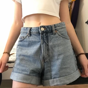 jeansshorts strl 26 - lightwash jeansshorts från monki i väldigt bra skick, perfekta för sommarn! waist 26 men skulle kunna passa 25/24 om man vill ha mer baggy (jag är 24). möts upp i centrala stockholm, annars står köpare för frakt