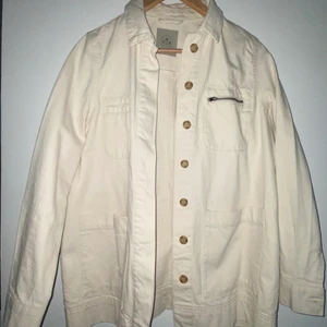 Beige Jacka  - En jätte trendig och fin beige jacka. I jättebra skick har aldrig använt. Storlek S❤️  Kan mötas och skicka via post men då gäller det att ni betalar posten☺️☺️