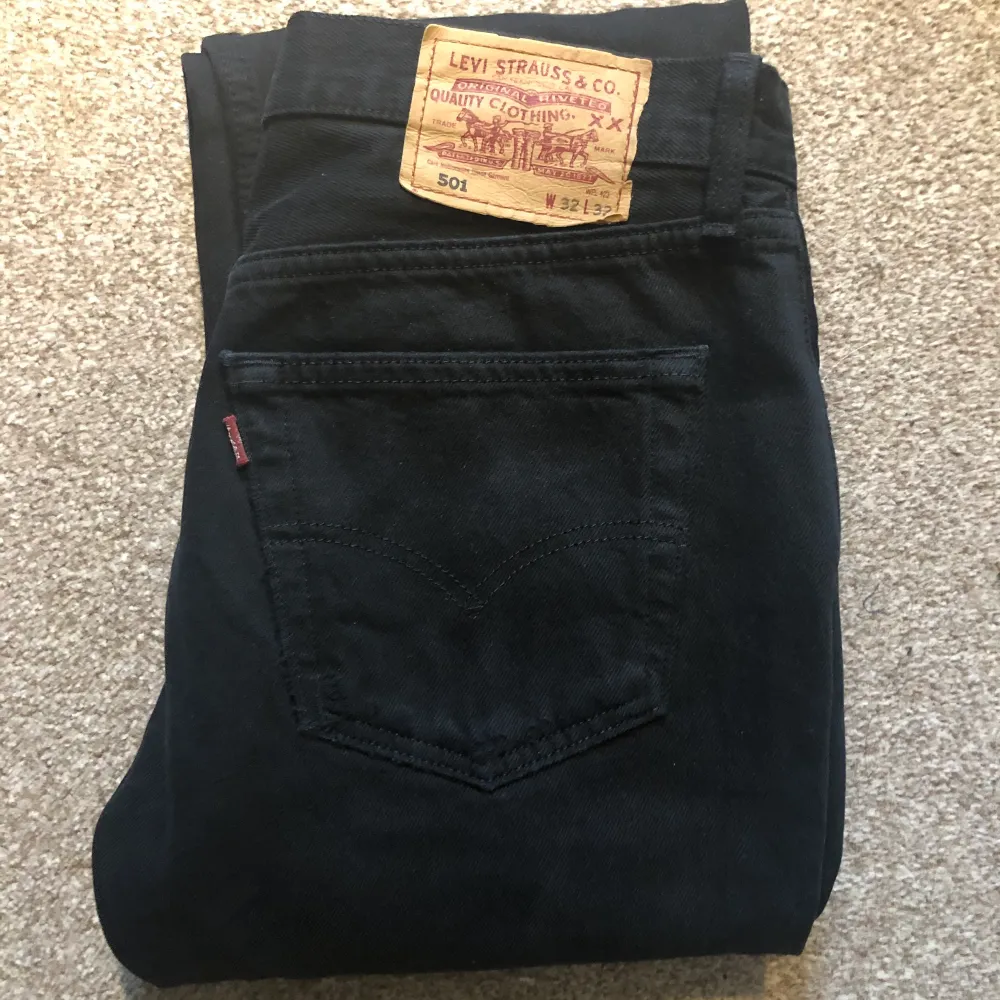 Sjukt snygga svarta vintage Levi’s jeans . Jeans & Byxor.