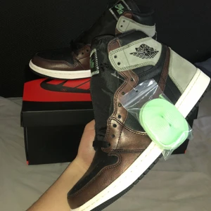 Air Jordan 1 High ”patina” - Air Jordan 1 high patina, helt nya i size 42,5, pris 1800kr + frakt