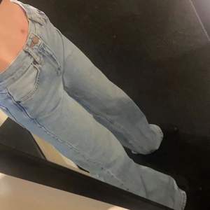 Säljer dessa jeans från junkyard i storleken 24, modellen är wideleg! Frakt tillkommer ⚡️