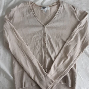 Kofta  - Super fin beige kofta från Esprit. Storlek S.(Frakt kan variera beroende på hur tungt klädesplagget är)