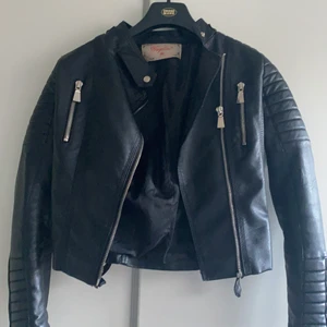 Skinnjacka  - En jacka jag köpt för något år sedan som används ett fåtal gånger. Inga skador och ser ut som ny. Storlek 36/S. Den står i garderoben och kommer inte till användning.