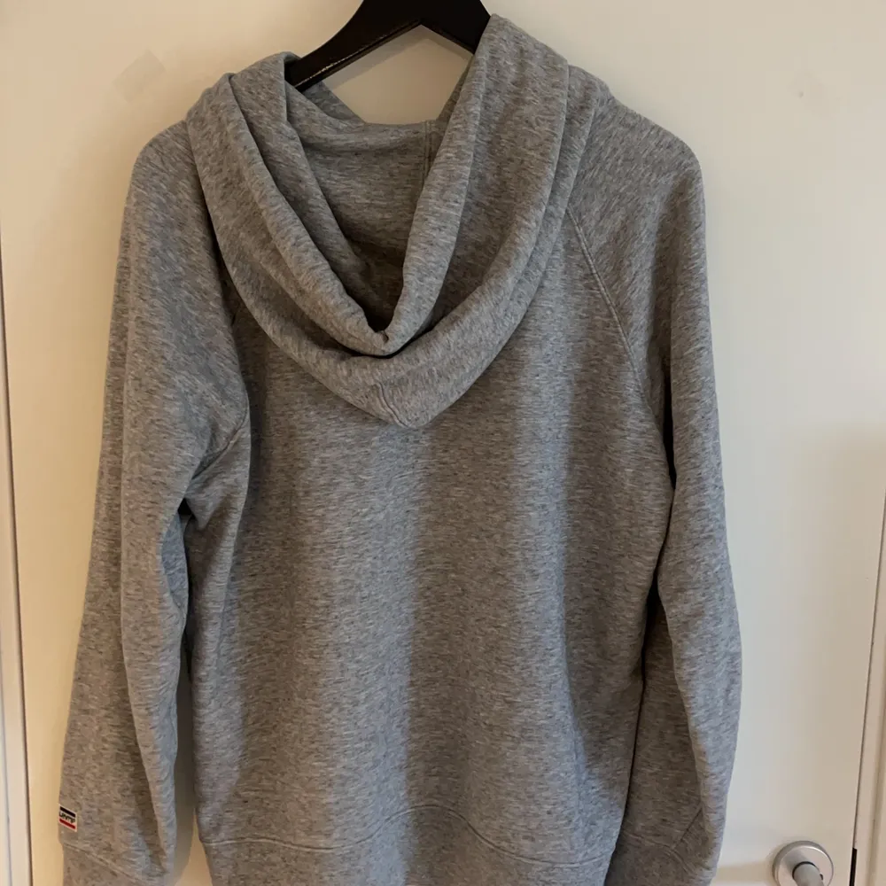 a perfect condition hoodie from levi’s. It’s an oversized look in size M. Hoodies.