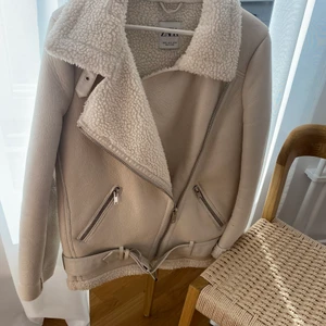 Bikerjacka ZARA XS - Beige/vit bikerjacka från ZARA i storleken XS. Använd sparsamt och säljer för att jag inte använder längre. Köpte för 1200kr säljer för 500kr