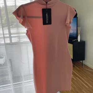 Klänning xs/s - Helt ny klänning från Prettylittlething. Uk 10 men passar storlek xs/s