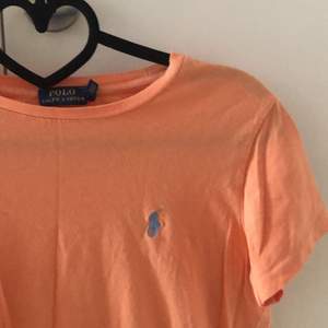 Otroligt somrig peach-färgad t-shirt från Polo Ralph Lauren i storleken M 🥰 🍑 