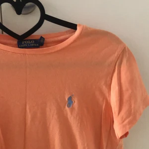 Peach Ralph Lauren T-shirt | Medium - Otroligt somrig peach-färgad t-shirt från Polo Ralph Lauren i storleken M 🥰 🍑 