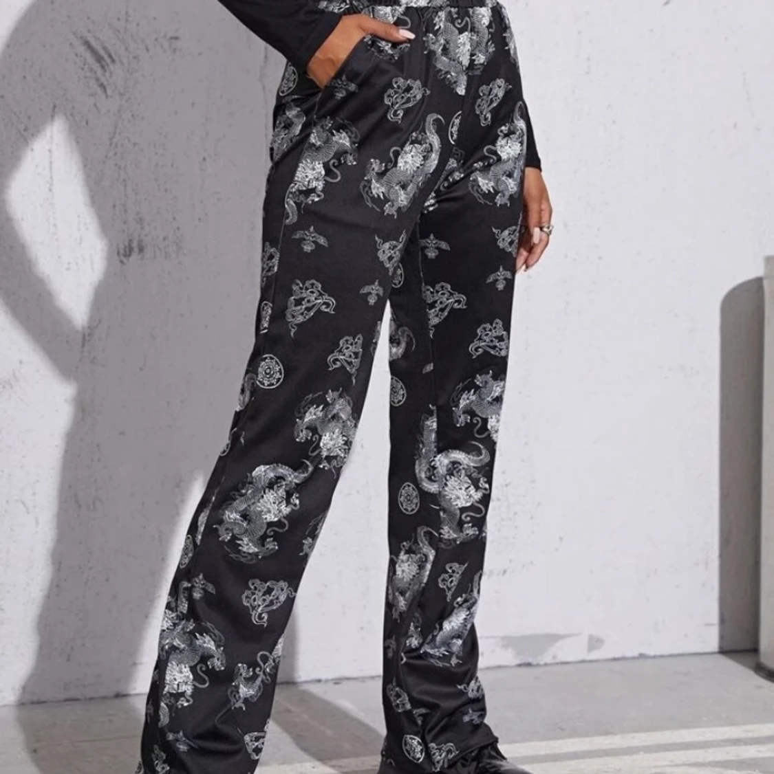 Byxor med drakprint