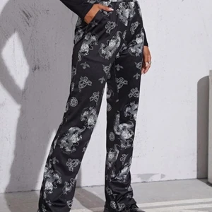 Byxor med drakprint - Jätte snygga byxor från Shein. Vill sälja den eftersom att ja inte har nån användning av dom. Har använt dom 2-3 gånger. Passar även storlek S