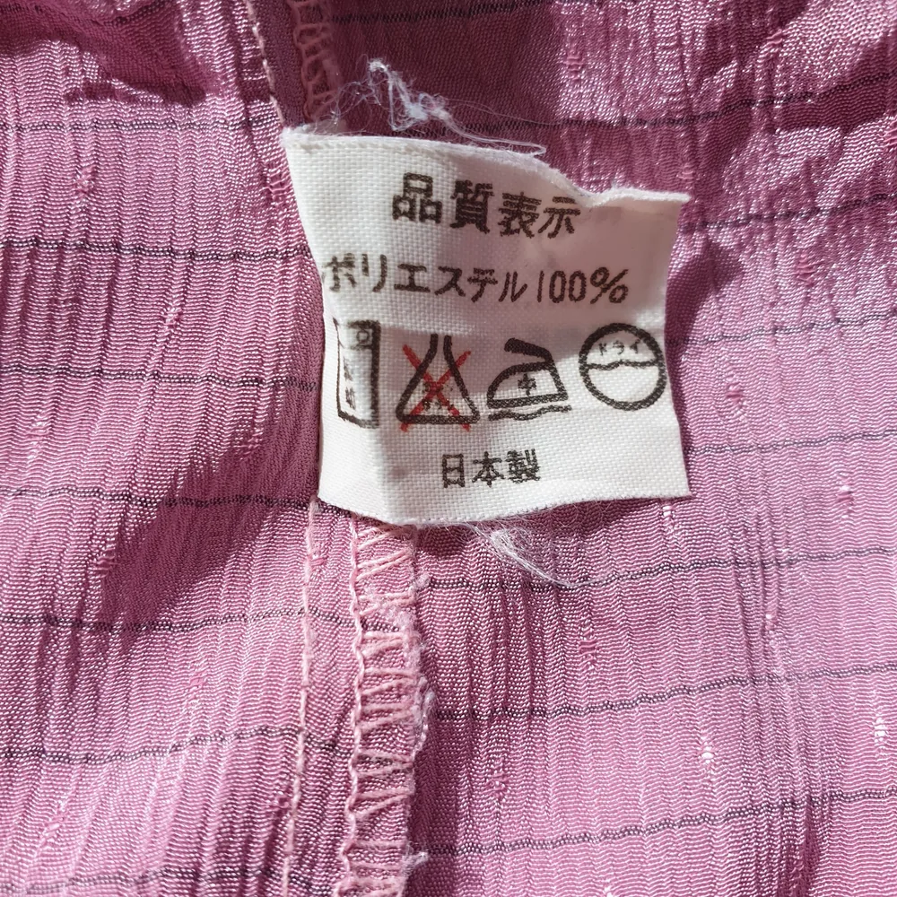 Vintage rosa silkes blus/skjorta från Japan. Kan skickas annars finns i Malmö. Frakt ingår 💌. Blusar.