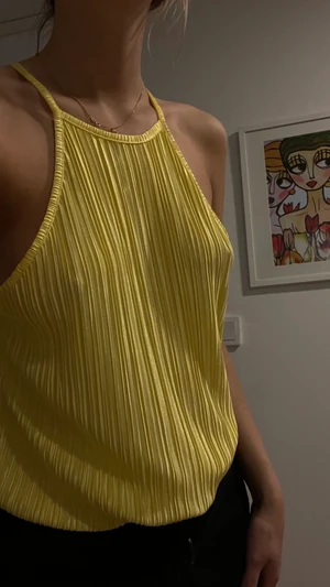 Halterneck top - Halterneck top från Nelly, i ribbat material. 75kr+ frakta 34-36 i strl 