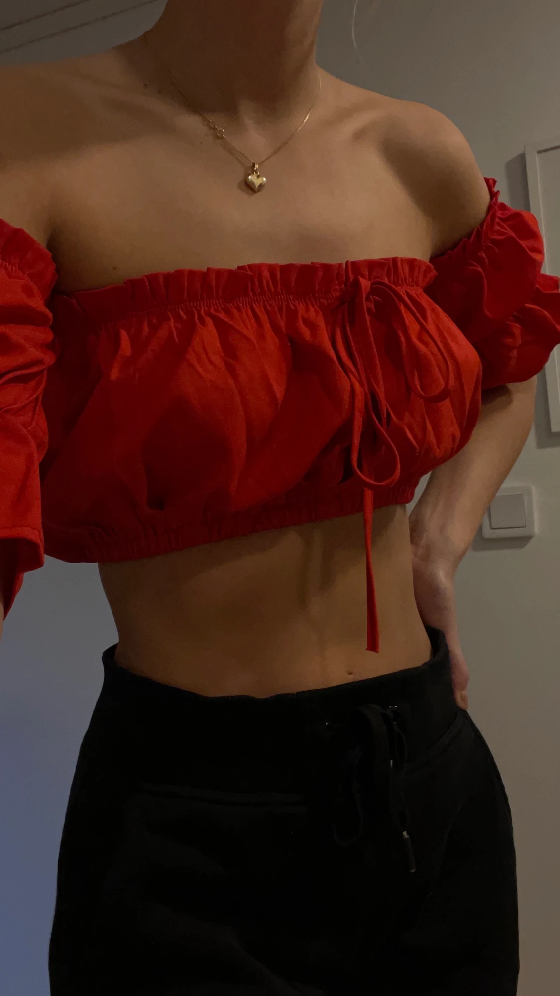 Röd croptop med knytning 